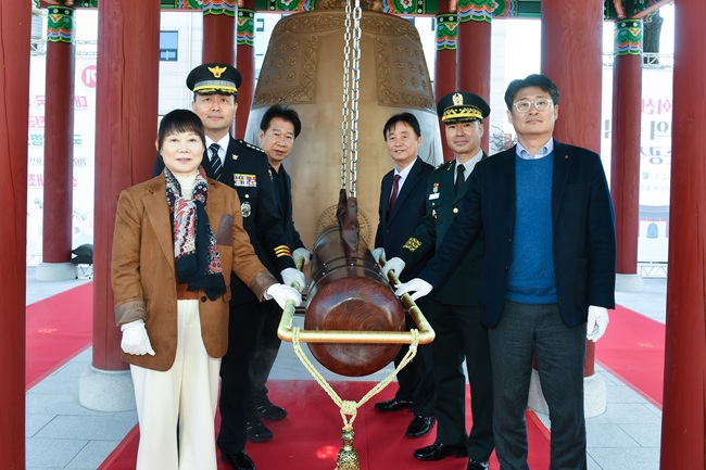 ▲ '화천군민의 종각'과 '화천군민의 '종' 준공식이 1일 화천군청 청사에서 열렸다. ⓒ화천군