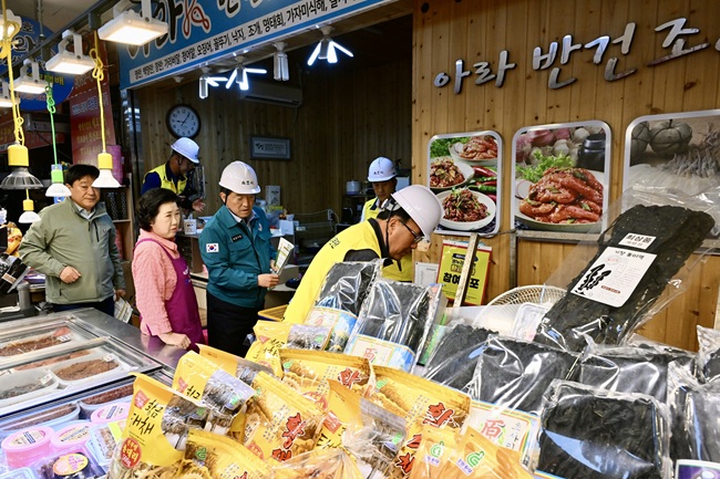 ▲ 이병선 속초시장이 직접 민간 전문가, 관계자 등과 함께 속초관광수산시장 일원을 찾아 노후 구조물과 대피로 확보 상태, 현장 안전관리 체계를 확인했다. ⓒ속초시