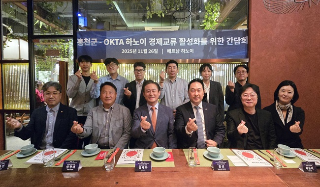 ▲ 세계한인경제무역협회(OKTA) 하노이 지회와 간담회를 갖고 현지 시장 상황과 비지니스 환경에 대한 깊이 있는 정보를 교환했다. ⓒ홍천군
