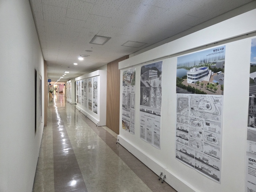▲ 경북교육청(교육감 임종식)은 지난 10월과 11월 대외 건축 행사에서 선보여 큰 호응을 얻었던 경북 교육시설 우수 작품들을 본청 1층 로비와 복도에서 상설 전시로 운영한다.ⓒ경북교육청