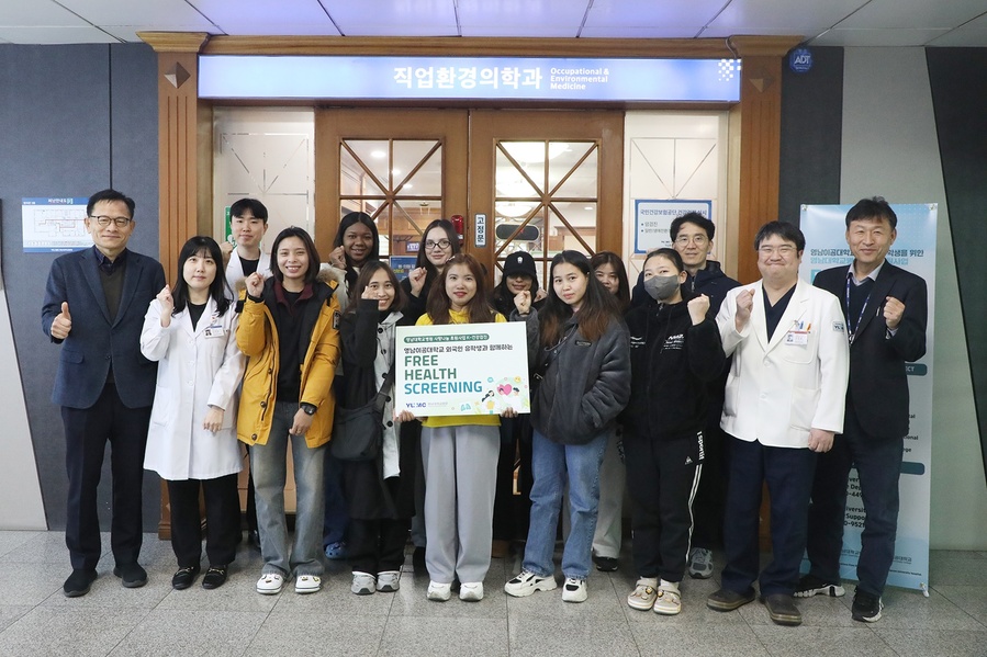 ▲ 건강검진 첫날 영남이공대학교와 영남대학교병원 주요 관계자들이 외국인 유학생들과 기념사진을 촬영하고 있다.ⓒ영남이공대