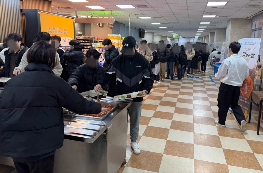 ▲ 인천대 학생들이 식당에서 천원의 아침밥을 먹기 위해 줄을 서고 있다. ⓒ인천대 제공