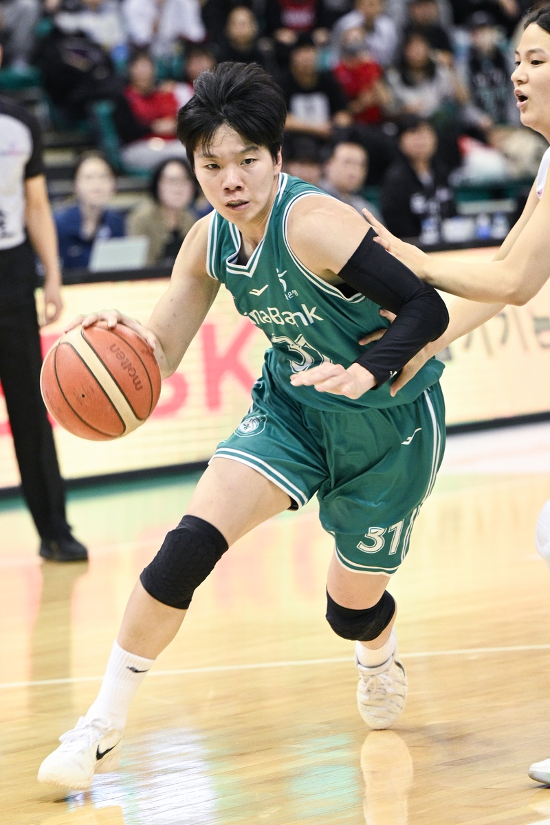 ▲ 진안이 20득점을 폭발한 하나은행이 BNK를 잡고 공동 1위로 올라섰다.ⓒWKBL 제공