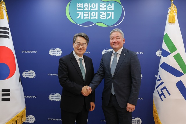 ▲ 김동연 경기도지사(왼쪽)가 1일 이주옥 WEF 아시아·태평양국장과 만나 기념촬영을 하고 있다. ⓒ경기도 제공