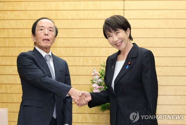 ▲ 우에다 가즈오 일본은행 총재와 다카이치 사나에 일본 총리가 지난달 18일 총리 관저에서 만나 악수하고 있다. 출처=AFPⓒ연합뉴스