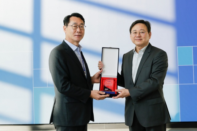 ▲ 정명근 시장이 최한종 ASML 코리아 대표이사로 부터 감사패를 전달 받고 있다ⓒ화성시 제공