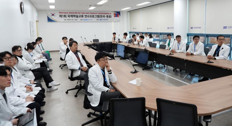 ▲ 몽골의사 2명이 단국대병원 연수 프로그램에 참여하고 있다.ⓒ단국대병원