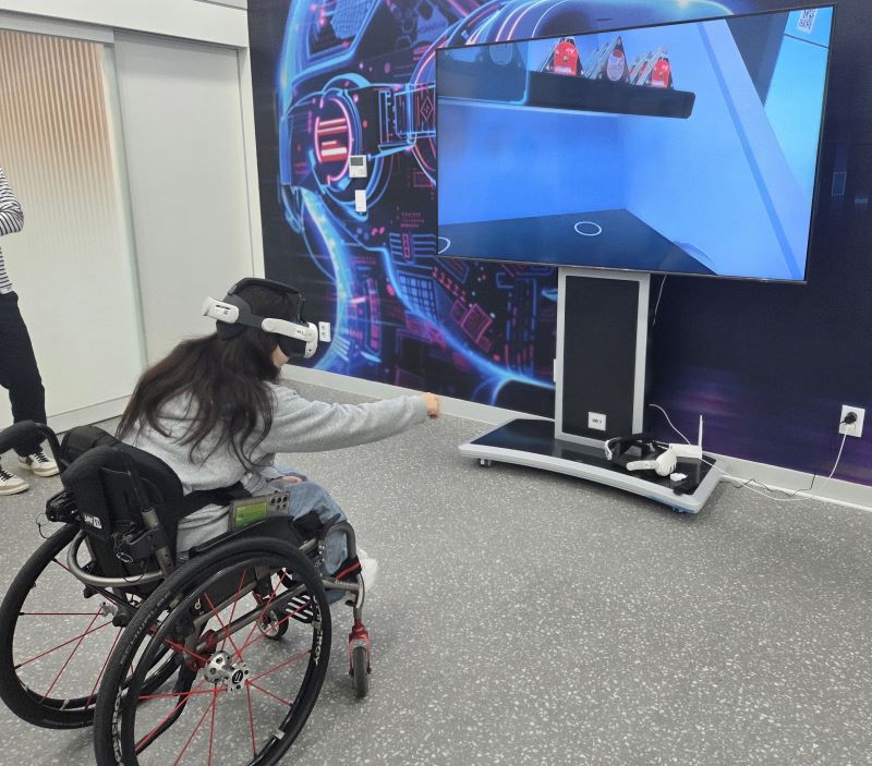 ▲ 장애학생을 대상으로 스마트 기술(AI, VR) 활용 맞춤형 직무교육프로그램을 진행하고 있는 모습.ⓒ나사렛대