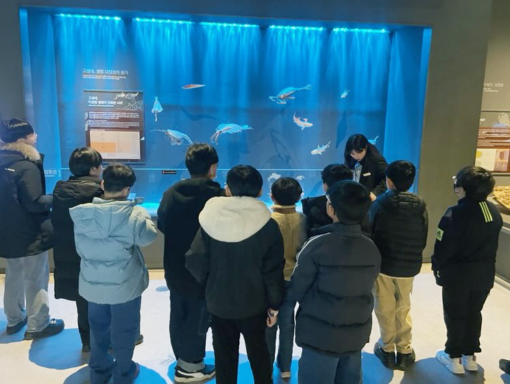 ▲ 과학캠프에는 지역 아동 30명이 참여한 가운데 전시관 탐방, 태양광 자동차 제작, 자율주행 로봇 코딩 체험, 야간 천체 관측 등 다양한 과학 체험활동을 경험하며 창의력과 탐구심을 기르는 수업을 진행했다.ⓒiM뱅크