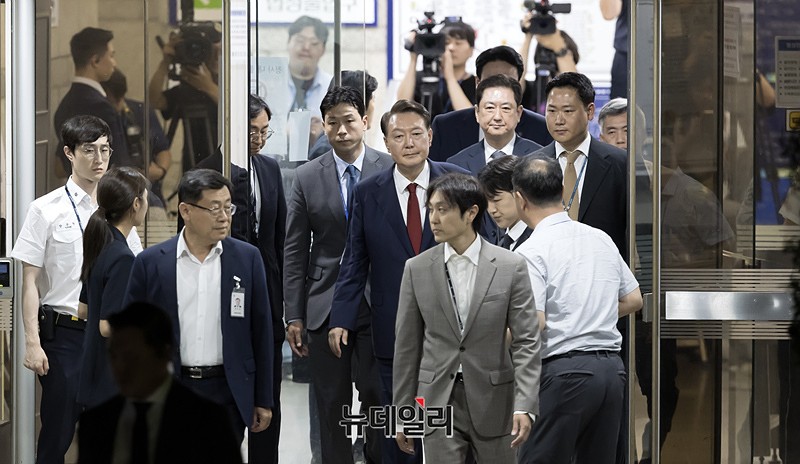 ▲ 윤석열 전 대통령이 9일 서울 서초구 서울중앙지법에서 열린 직권남용 등 혐의 영장실질심사(구속 전 피의자 심문)를 마친 뒤 대기장소인 서울구치소로 이동하기 위해 법원을 나서고 있다. ⓒ뉴데일리DB