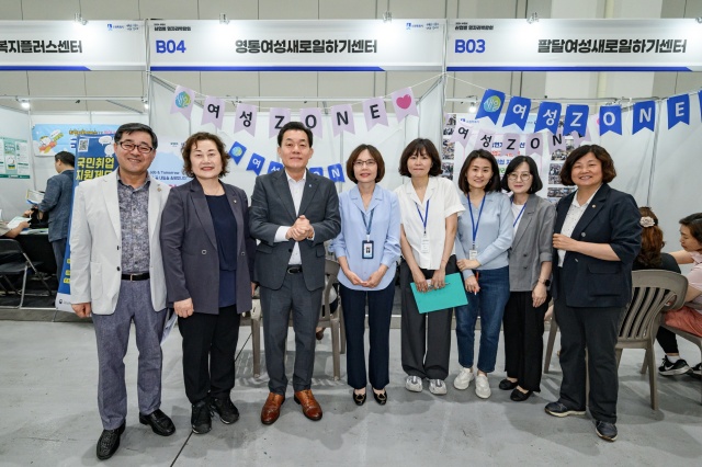 ▲ 지난해 5월 산업별 일자리 박람회에 참석한 이재준 수원특례시장(왼쪽 3번째)과 수원시의회 의원들이 수원지역 새일센터 관계자들을 격려한 뒤 기념촬영을 하고 있다. ⓒ수원시 제공