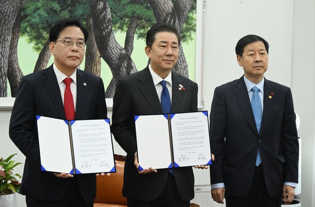 ▲ 송언석 국민의힘 원내대표(왼쪽부터), 김병기 더불어민주당 원내대표, 구윤철 부총리 겸 기획재정부 장관이 2일 서울 여의도 국회에서 2026년도 예산안 처리를 위한 합의문에 서명을 마치고 기념촬영을 하고 있다. ⓒ뉴시스