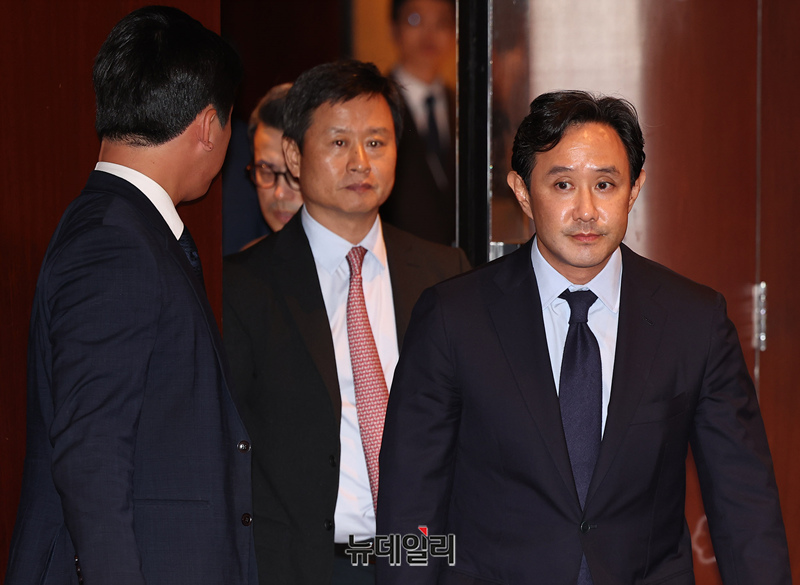 ▲ 최윤범 고려아연 회장이 입장하고 있다. 고려아연 주총 모습. ⓒ뉴데일리