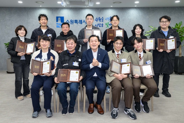 ▲ 수원의 한 어린이보호구역 횡단보도에서 차에 깔린 어린이를 구한 시민들이 이재준 수원시장에게 표창을 받은 뒤 기념촬영을 하고 있다. ⓒ수원시 제공