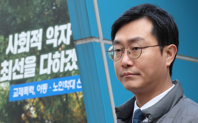 ▲ 더불어민주당 장경태 의원이 2일 자신을 성추행 의혹으로 고발한 고소인을 무고 및 폭행 등으로 고소·고발하기 위해 서울경찰청 민원실을 방문한 뒤 나오고 있다. ⓒ연합뉴스