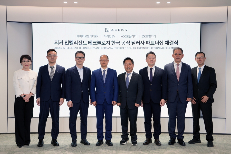 ▲ 프리미엄 전동화 모빌리티 브랜드 지커(Zeekr)가 한국 시장 내 차량 판매 및 서비스를 담당할 파트너사와 딜러 계약을 체결했다. (왼쪽부터) 지커 코리아 대표 임현기, 지커 동아시아 총괄 제프 차오(Jeff Cao), 지커 부사장 천 위(Chen Yu), 지리자동차 인터내셔널 CEO 알렉스 난(Alex Nan), 에이치모빌리티ZK 대표 황호진, 아이언EV 대표 김민규, KCC모빌리티 대표 이상현, ZK모빌리티 대표 장인우.ⓒ지커코리아