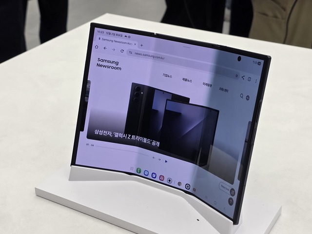 ▲ 서울 서초구 삼성 강남에 전시된 ‘갤럭시 Z 트라이폴드’제품.ⓒ이가영 기자