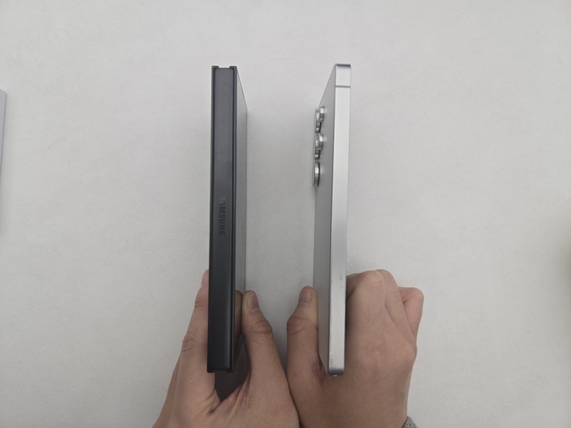 ▲ ‘갤럭시 Z 트라이폴드(왼쪽)’와 ‘갤럭시 S25 울트라(오른쪽)’의 두께를 비교한 모습. 별로 차이가 나지 않는다.ⓒ이가영 기자