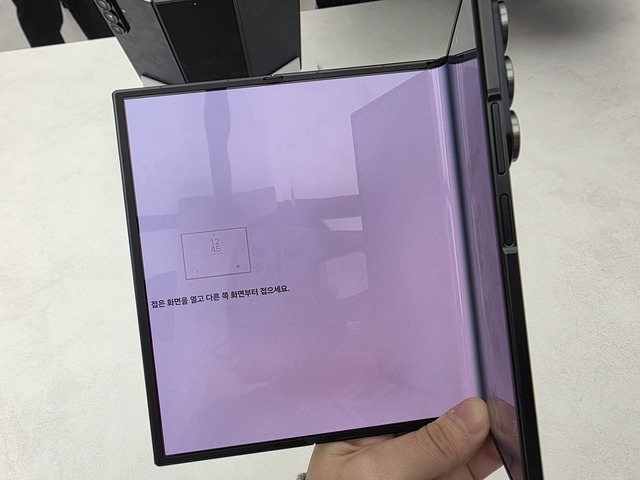 ▲ ‘갤럭시 Z 트라이폴드’를 순서대로 접지 않는 경우 주의를 알리는 경고 문구와 진동이 느껴진다.ⓒ이가영 기자