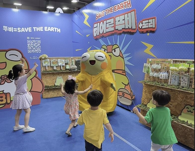 ▲ 수성구는 자체 캐릭터 ‘뚜비’를 지역 경제 기반으로 확장한 ‘뚜비 문화경제 모델’을 구축해 눈길을 끌고 있다. 들안예술마을·여성클럽·자활센터·시니어클럽 등이 참여해 교육–제작–판매가 지역 안에서 순환하는 구조를 형성했다.ⓒ수성구