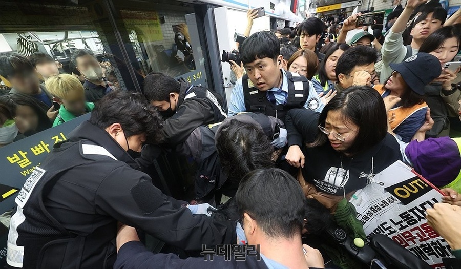 ▲ 지난 4월 전국장애인차별철폐연대 지하철 시위 ⓒ연합뉴스