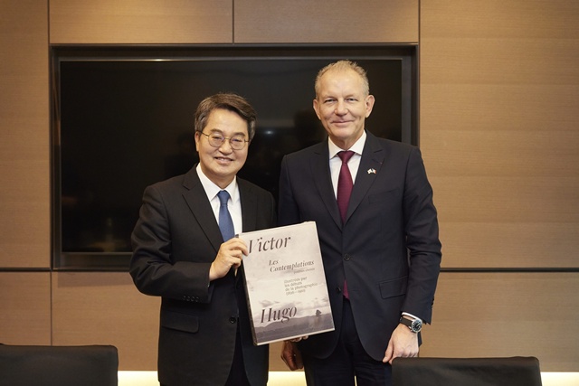 ▲ 김동연 경기도지사(왼쪽)가 2일 여의도 페어몬트 호텔 회의실에서 프랑수아 자코(François Jackow) 에어리퀴드(Air Liquide) 회장(CEO)과 만나 기념촬영을 하고 있다. ⓒ경기도 제공