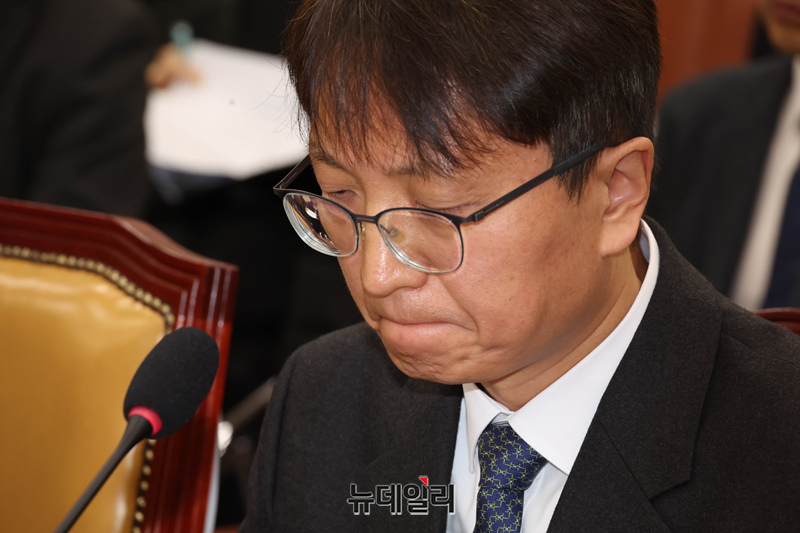 ▲ 박대준 쿠팡 대표이사가 2일 국회에서 열린 과학기술정보방송통신위원회의 쿠팡 개인정보 유출 사고 관련 현안질의에서 의원 질의를 굳은 얼굴로 듣고 있다.ⓒ이종현 기자