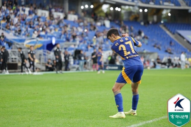 ▲ 울산의 이청용이 신태용 감독을 저격하는 '골프 세리머니'를 하고 있다.ⓒ한국프로축구연맹 제공