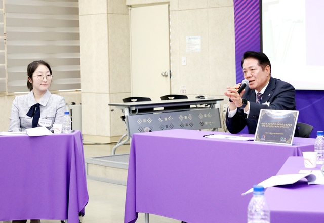 ▲ 최대호 안양시장이 2일 안양창업지원센터에서 열린 민선 8기 3주년 기념 순회 간담회에서 인사말을 하고 있다. ⓒ안양시 제공