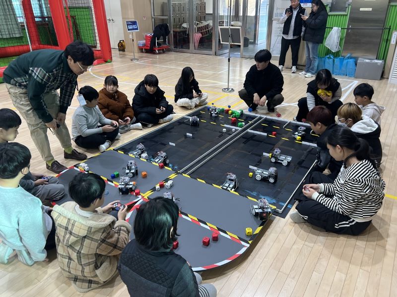 ▲ 남서울대 SW미래채움 충남센터가 충남 지역 정보소외학교 학생들의 디지털 격차 해소를 위해 AI·SW 캠프를 열고 있다.ⓒ남서울대