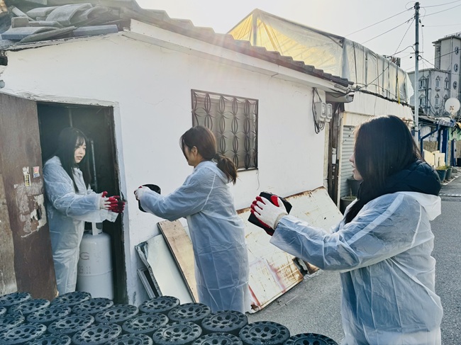 ▲ 강원문화재단이 2일 강원 춘천시 후평동 일대에서 '2025년 연탄 나눔 봉사활동'을 실시했다. ⓒ강원문화재단