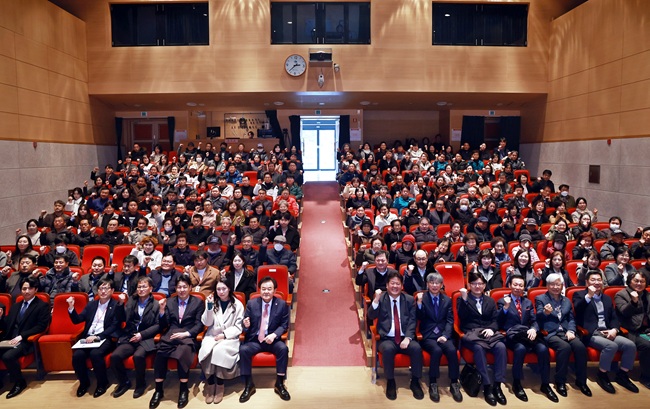 ▲ 태백시가 2일 문화예술회관 소공연장에서 '태백URL(연구용 지하연구시설) 예비타당성조사 면제 시민보고회'를 열고, 국가 핵심 연구인프라 유치에 따른 지역 대체산업 전환 전략을 시민들과 공유했다. ⓒ태백시