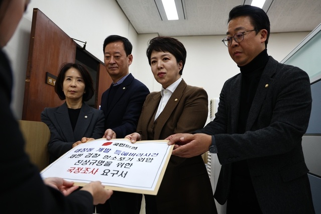 ▲ 김은혜(왼쪽 세 번째) 국민의힘 원내정책수석부대표가 2일 오후 서울 여의도 국회 의안과에서 '대장동 일당 항소포기 외압사태 국정조사계획서'를 제출하고 있다. 왼쪽부터 최수진·최은석 원내수석대변인, 김 원내정책수석부대표, 곽규택 원내수석대변인. ⓒ뉴시스