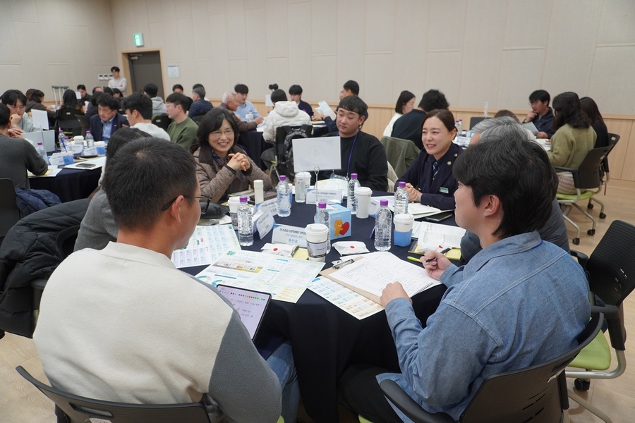 ▲ 경산시 탄소중립 지원센터(센터장 서정인)는 지난 28일 임당유적전시관에서 ‘2025년 경산시 탄소중립 시민참여단 위촉 및 원탁회의’를 개최했다.ⓒ경산시