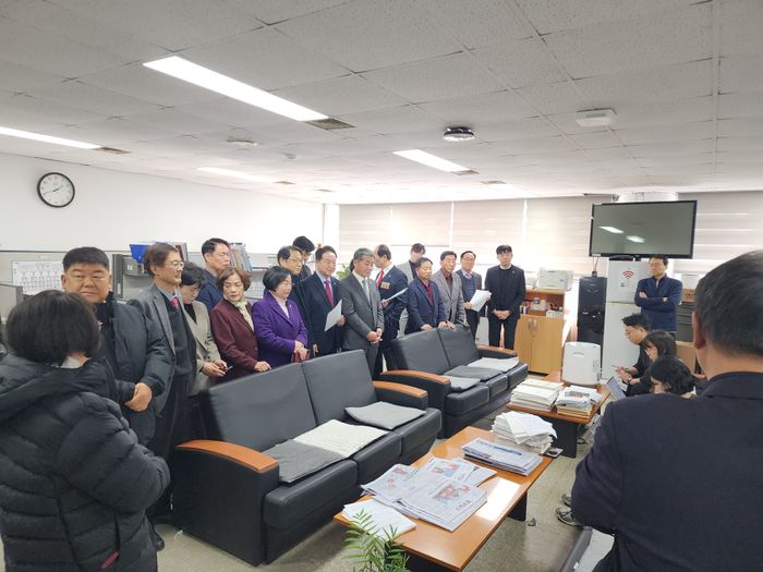 ▲ 인천시의회 국민의힘 소속 시의원들이 2일 인천시청 기자실에서 유정복 시장의 기소가 정치적 탄압이라는 내용의 기자회견을 하고 있다. ⓒ 인천시의회 제공