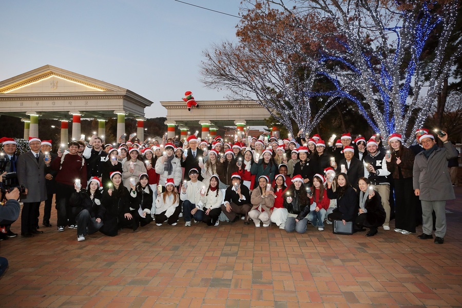 ▲ 계명대는 12월 1일 오후 5시 성서캠퍼스 정문 앞 광장에서 성탄점등식을 가졌다.ⓒ계명대