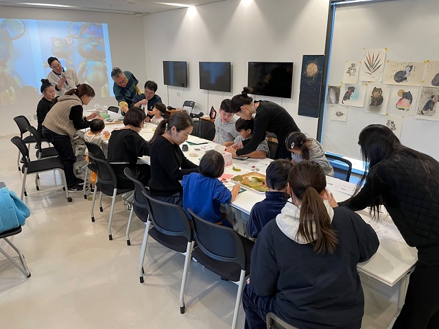 ▲ 문화재 복원 전문가 김민 작가와 함께하는 순은 스탬핑 클래스 모습.ⓒ경북관광공사