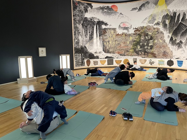 ▲ 가족이 함께하는 키즈요가 모습.ⓒ경북관광공사