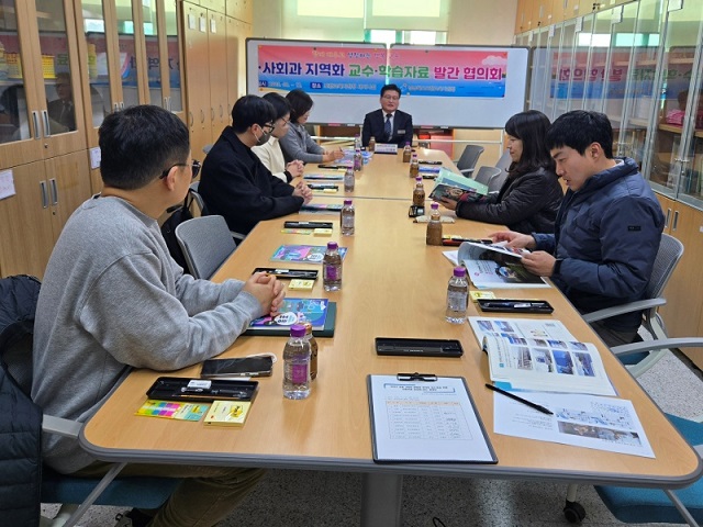 ▲ 포항교육지원청은 지난달 25일 포항교육지원청 노을관 세미나실에서 집필․검토위원(초등 교원) 13명이 참석한 가운데 ‘초등 3학년 지역화 교수·학습자료 발간 협의회’를 개최했다.ⓒ포항교육청
