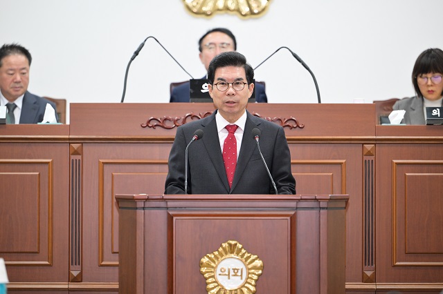 ▲ 김광열 군수가 영덕군의회 제318회 2차 정례회에서 시정연설을 하고 있다.ⓒ영덕군