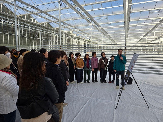 ▲ 한국농촌지도자 법전면회원 30명은 2일 지역산업 이해교육과정의 일환으로 임대형 스마트팜단지 공사현장과 테스트베드를 방문했다.ⓒ봉화군