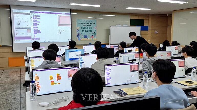 ▲ 인천지역 5개 고등학교 SW·AI 동아리 학생들이 인하대 실습실에서 실무형 디지털 기술 교육을 받고 있다. ⓒ인하대 제공