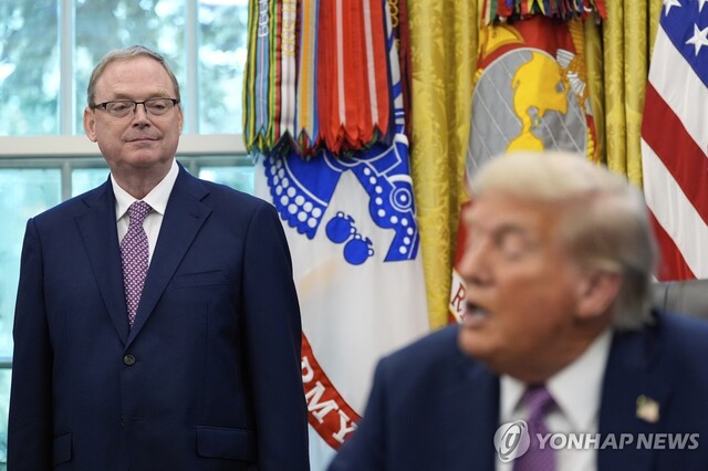 ▲ 케빈 해싯 미국 백악관 국가경제위원장과 도널드 트럼프 미국 대통령. 출처=APⓒ연합뉴스