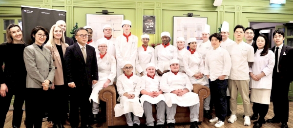 ▲ 'K-푸드 한식 요리대회'에서 입상한 영셰프들과 심사위원들이 단체사진을 찍고 있다. ⓒCJ제일제당