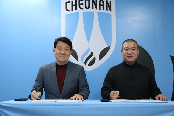 ▲ 강명원 전 FC서울 단장(왼쪽)이 울산HD 새로운 단장으로 선임된다.ⓒ천안시티FC 제공