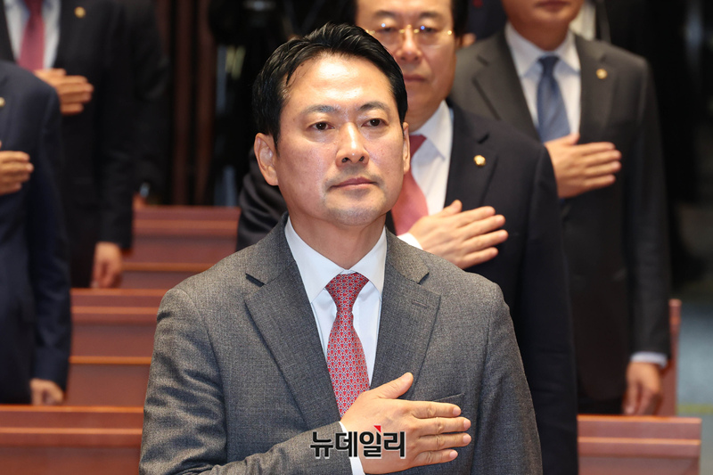 ▲ 장동혁 국민의힘 대표, 송언석 원내대표 및 소속 의원들이 2일 국회에서 열린 의원총회에서 국민의례를 하고 있다. ⓒ이종현 기자