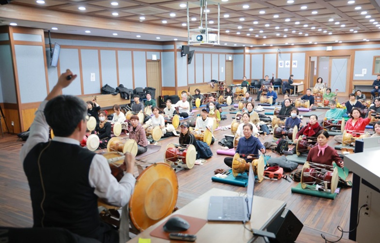 ▲ 전통공연예술학과의 삼도설장고 특강에 참여하고 있는 학생들.ⓒ원광디지털대