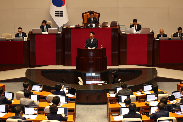 ▲ 김민석 국무총리가 2일 오후 서울 여의도 국회에서 열린 본회의에서 2026년도 예산안 수정안이 통과된 뒤 정부측 감사인사를 하고 있다. 2025.12.02. ⓒ뉴시스