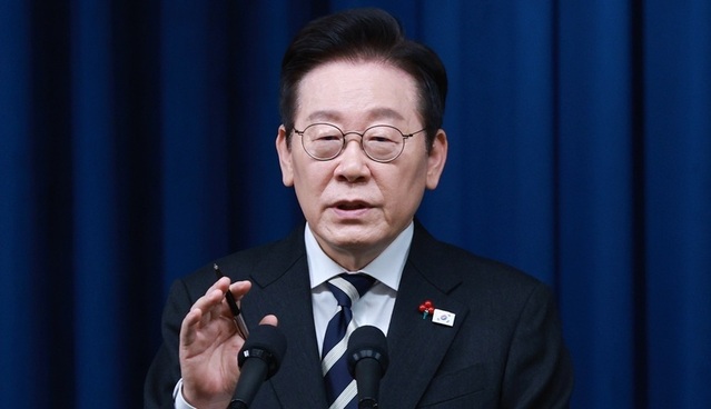 ▲ 이재명 대통령이 3일 서울 용산 대통령실 청사에서 '빛의 혁명 1주년, 대통령 대국민 특별성명' 발표 후 취재진 질문에 답하고 있다. /뉴시스