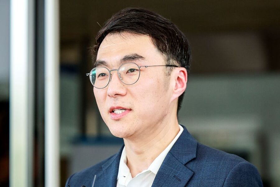 ▲ '허위 재산 신고'로 재판에 넘겨진 김남국 대통령실 국민디지털소통비서관이 21일 서울 양천구 서울남부지방법원에서 열린 항소심 선고를 마친 뒤 취재진에게 입장을 밝히고 있다. ⓒ뉴시스